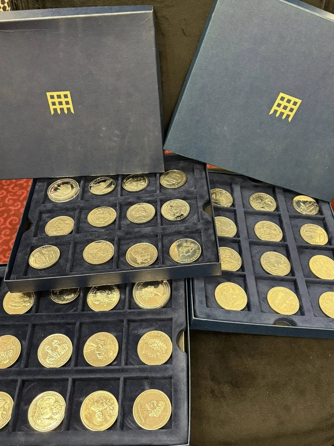 Plateaux d’une collection de monnaies anglaises en argent